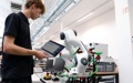 Das Kompetenzcenter bietet unter anderem 3D-Druck und CAD-Konstruktion, eine Miniatur-Produktionsanlage, Lernsysteme für KI-Anwendungen oder, wie hier zu sehen, den Einsatz von Robotern.